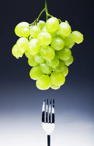 Druiven en vork — Stockfoto