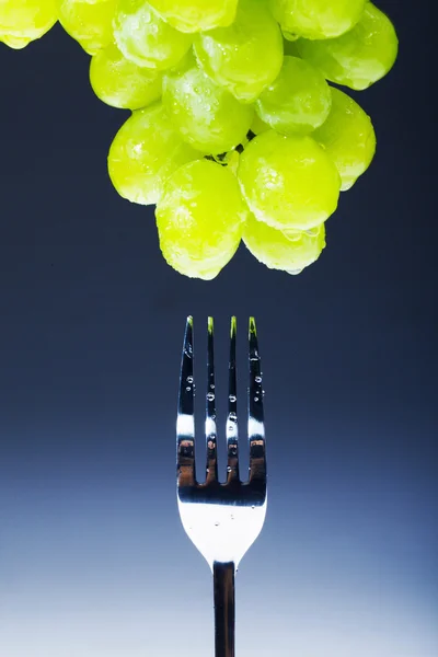 Grapes and fork — Stock Photo, Image
