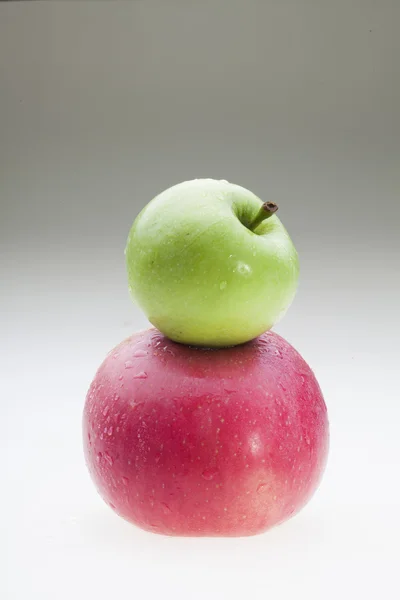 Manzanas sobre la mesa — Foto de Stock