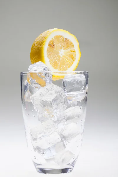 Лимон на крижаній воді — стокове фото