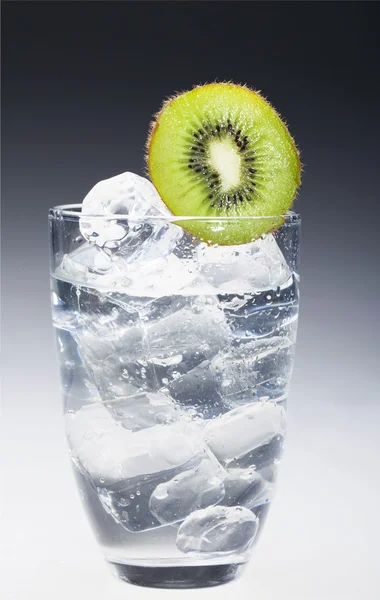 The kiwi with iced water — Stock Photo, Image
