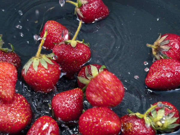 在水中的草莓瀑布 — 图库照片