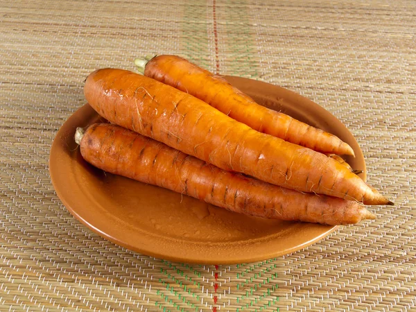 Carrot root on a plate — Stock Photo, Image