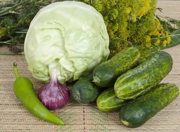 Verduras sobre una mesa —  Fotos de Stock