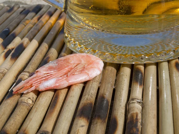 Krevety v blízkosti sklenice s pivem — Stock fotografie