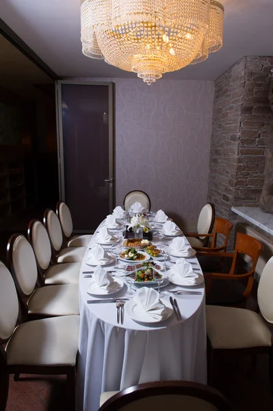Arranjo de mesa com comida para recepção de casamento — Fotografia de Stock