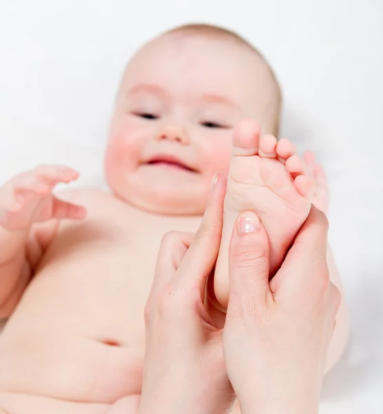 Moeder haar meisje van de baby masseren — Stockfoto