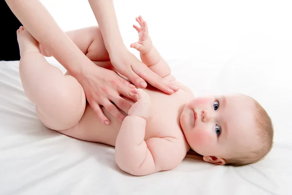 Moeder haar mooie baby masseren — Stockfoto