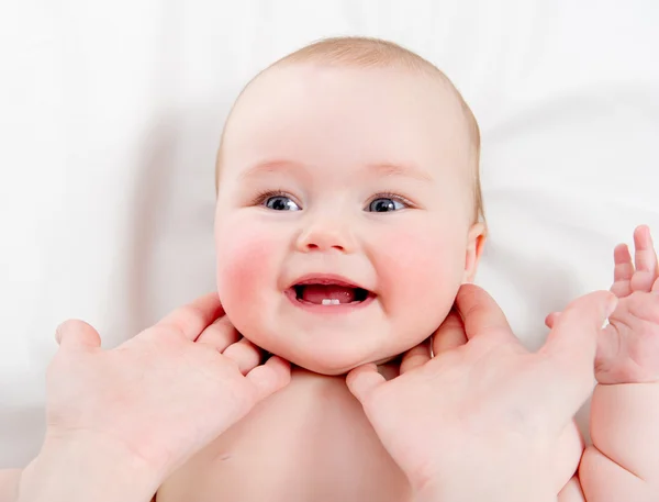 Moeder haar mooie baby masseren — Stockfoto