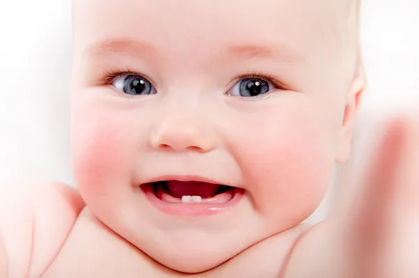Portret zbliżenie śliczny uśmiechający się baby girl — Zdjęcie stockowe