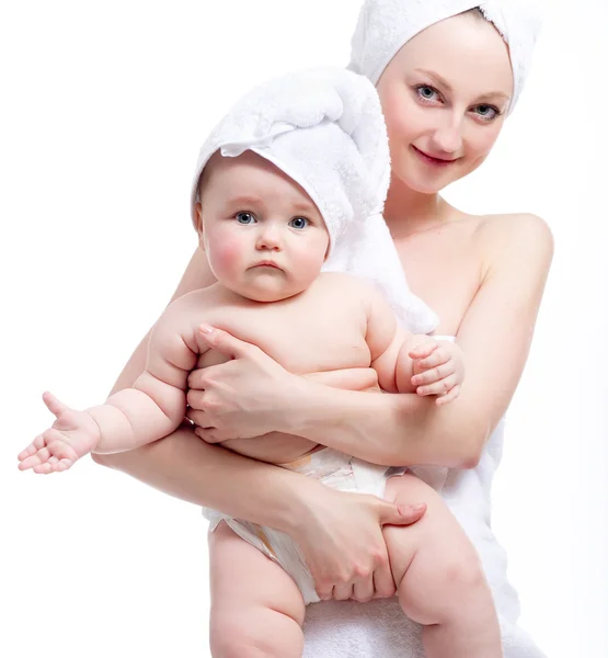 年轻妈妈和沐浴后的漂亮宝贝 — 图库照片