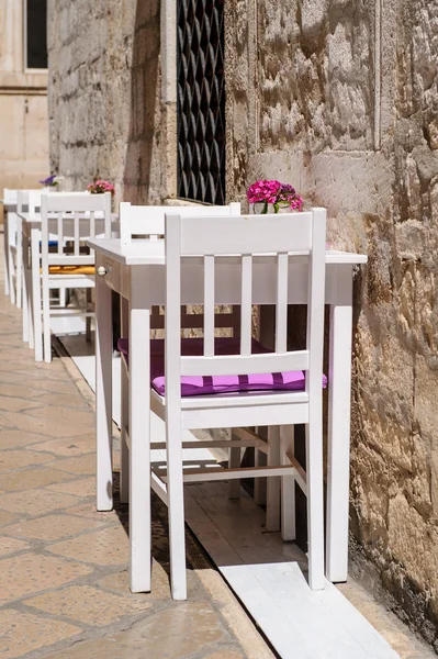 Caffè estivo, tavoli e sedie all'aperto — Foto Stock