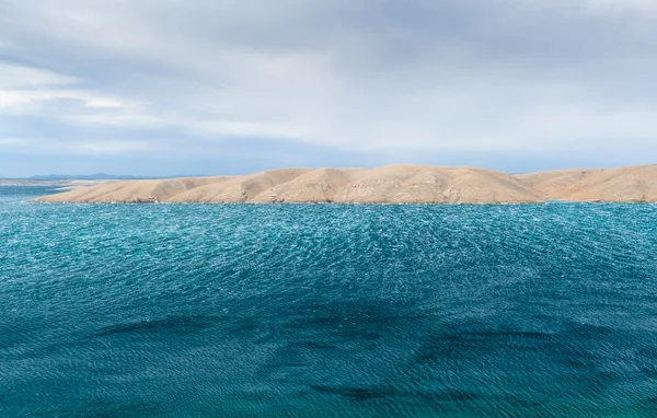 Bela paisagem com água azul-turquesa e céu azul — Fotografia de Stock