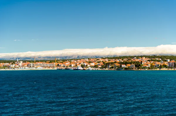 Prachtige landschap met turkoois water en blauwe hemel — Stockfoto