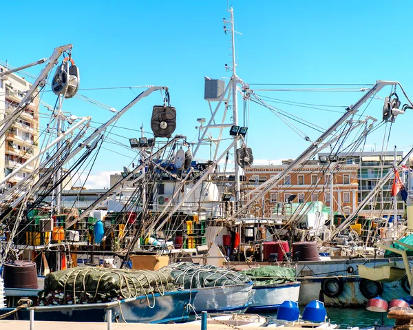 Rybářské lodě v přístavu — Stock fotografie