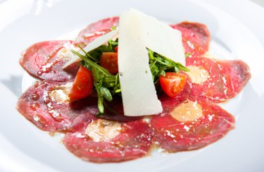 parmesan peyniri, domates ve otlar ile et carpaccio