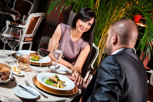 Bella coppia innamorata al ristorante — Foto Stock