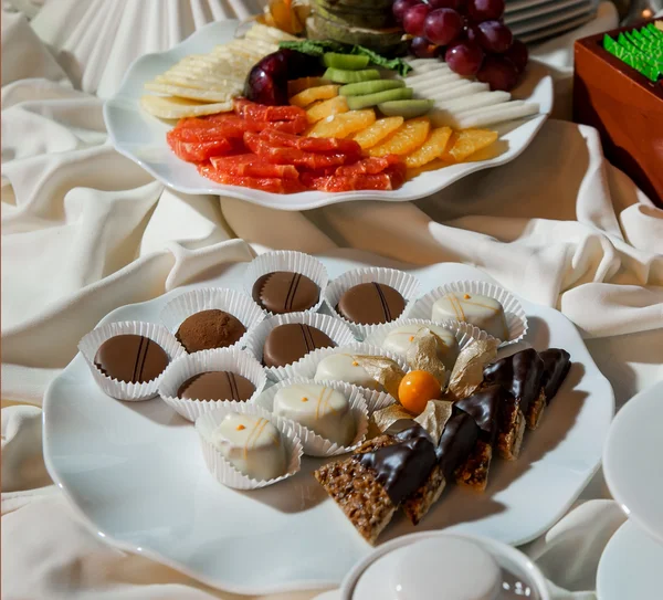 Assortimento di frutta fresca e caramelle al cioccolato — Foto Stock