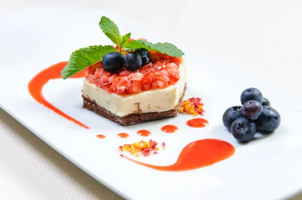 Läckra bär dessert på en tallrik — Stockfoto
