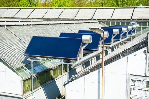 Сонячні панелі на даху — стокове фото