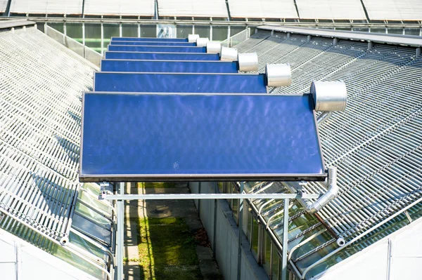屋顶的太阳能电池板 — 图库照片
