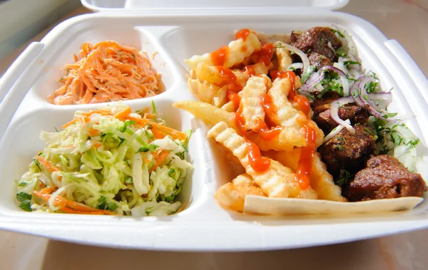Polistren gıda köpük tepsiye kızarmış patates, salata, et — Stok fotoğraf
