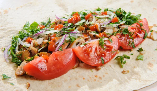 Lavash with chicken and vegetables — Stock Photo, Image