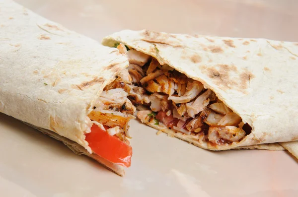 Lavash with chicken and vegetables — Stock Photo, Image