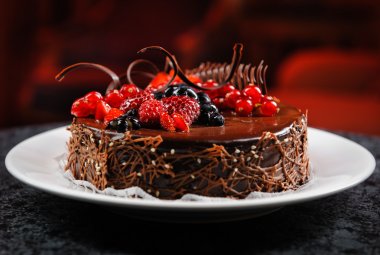 bir tabak taze meyveleri lezzetli çikolatalı kek