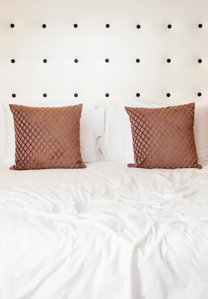 Travesseiros em uma cama — Fotografia de Stock