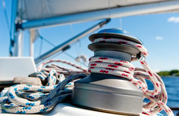 Vinsch med rep på segelbåt — Stockfoto