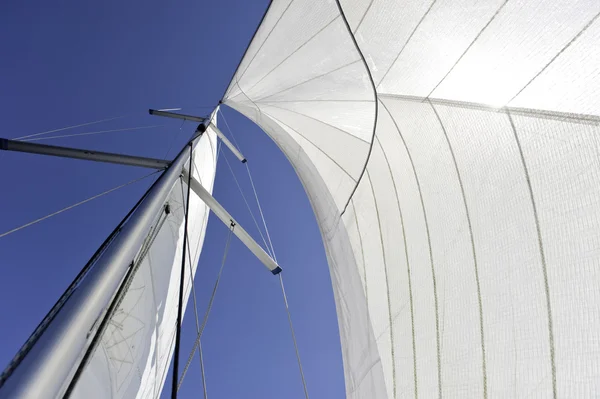 帆和桅杆在蓝蓝的天空背景 — 图库照片