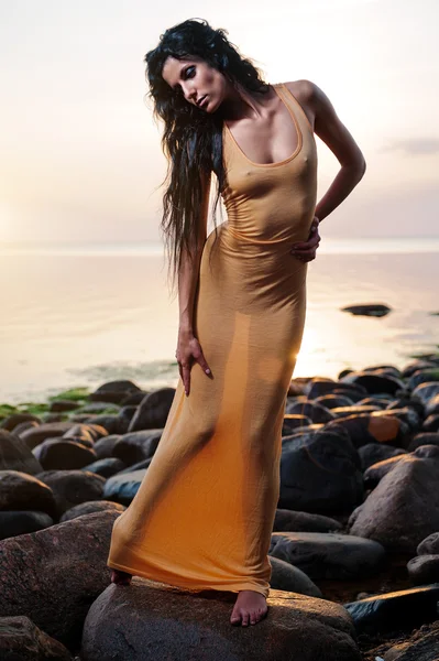 Belle femme sexy posant sur la plage — Photo