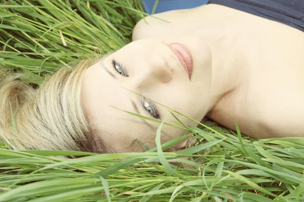 Blondin på gräs — Stockfoto