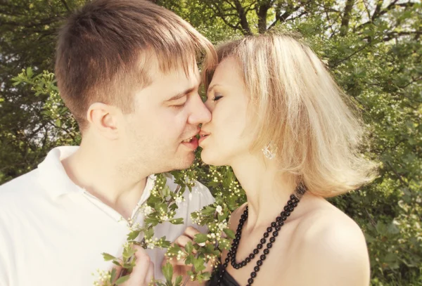 Φιλί νέων ζευγαριών — Φωτογραφία Αρχείου