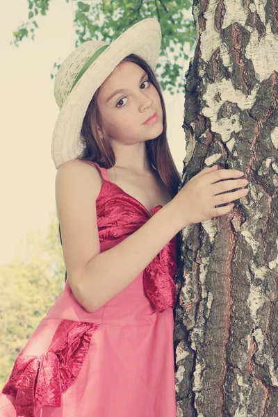Una ragazza vicino alla betulla — Foto Stock