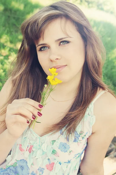 꽃 냄새맡는 여자 — 스톡 사진