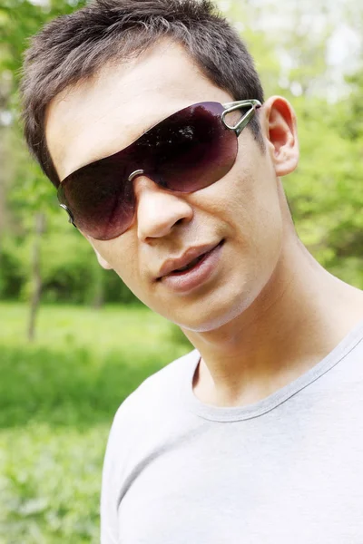 Uomo in occhiali da sole — Foto Stock