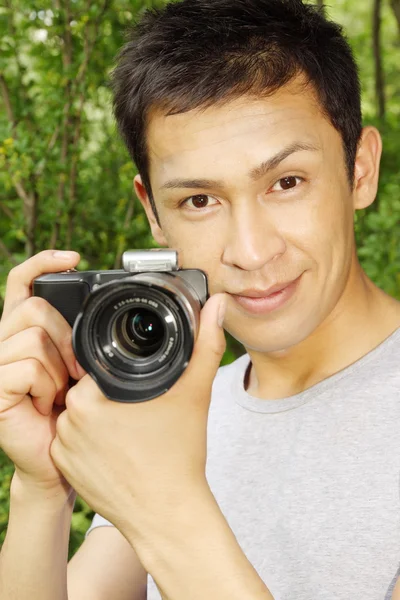 Hombre sosteniendo una cámara —  Fotos de Stock