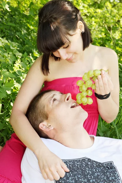 Druiven eten — Stockfoto
