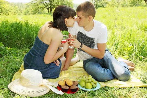 Couple on a picnic — Stock Photo, Image
