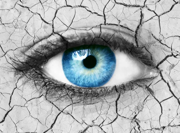 Концептуальное изображение глобального потепления с голубым глазом и потрескавшейся земной текстурой — стоковое фото