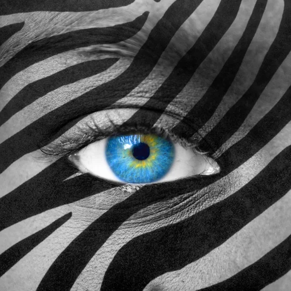 Синий глаз с текстурой зебры — стоковое фото