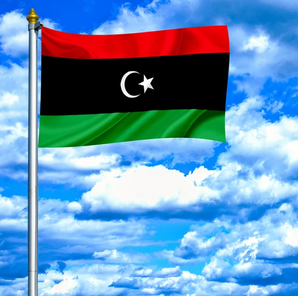 リビアの旗を振りながら青い空を背景 — ストック写真