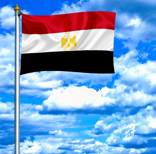 Египет размахивает флагом против голубого неба — стоковое фото
