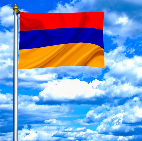 Arménie agitant le drapeau contre le ciel bleu — Photo
