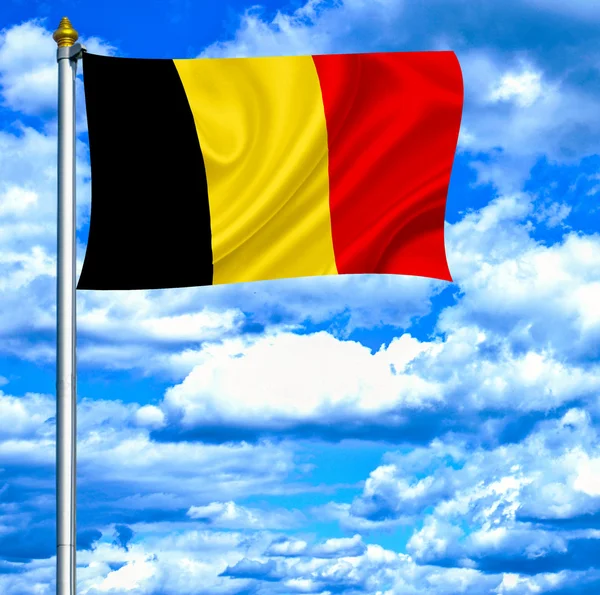 Bélgica agitando bandeira contra o céu azul — Fotografia de Stock