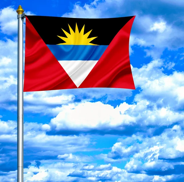 Antigua y Barbuda ondeando bandera contra el cielo azul — Foto de Stock