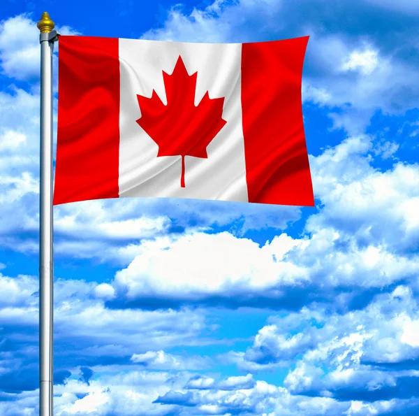 Canada zwaaien vlag tegen blauwe hemel — Stockfoto
