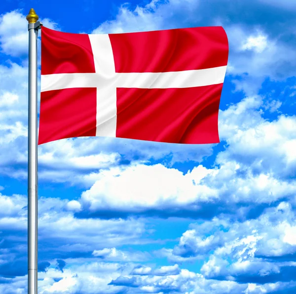 Дания машет флагом на фоне голубого неба — стоковое фото